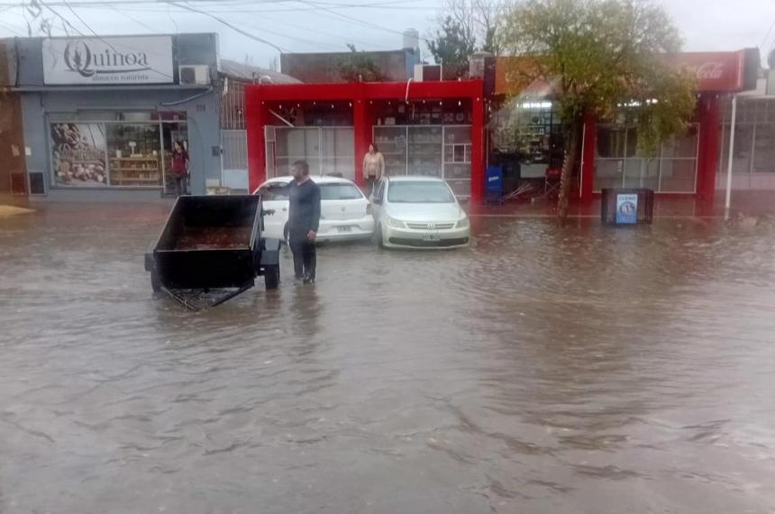 Los funcionarios Fabricio Gonz�lez del Agua APA y Pablo Piñeiro de Vialidad municipal expusieron el complejo escenario que atraviesa Santa Rosa
