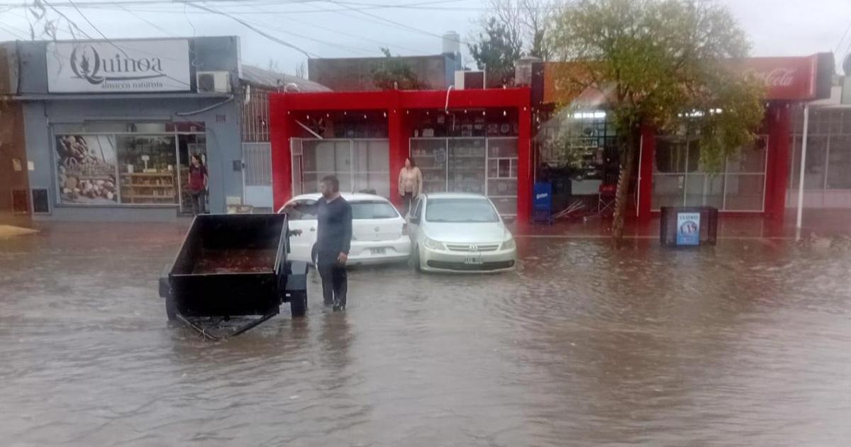 Los funcionarios Fabricio Gonz�lez del Agua APA y Pablo Piñeiro de Vialidad municipal expusieron el complejo escenario que atraviesa Santa Rosa