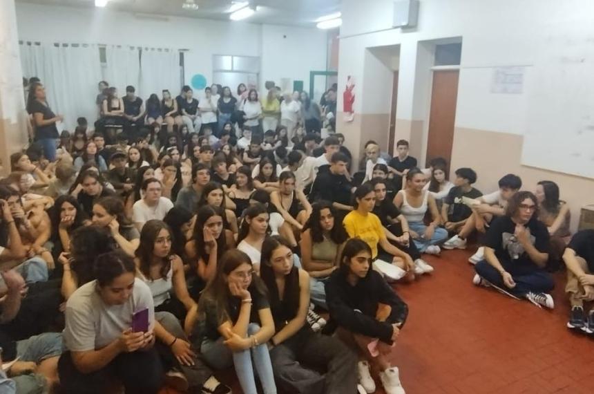 Actualmente cuenta con una matrícula de 300 estudiantes y alrededor de 80 docentes