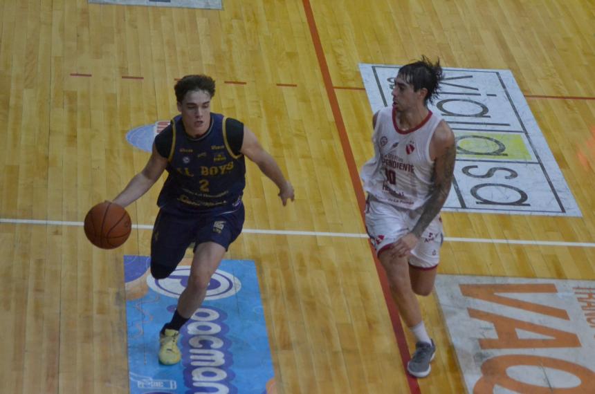 Federico Torres sube la bola marcado por Ezequiel Dupuy