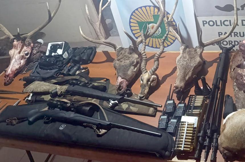Algunas de los armas y los trofeos secuestrados por la policía