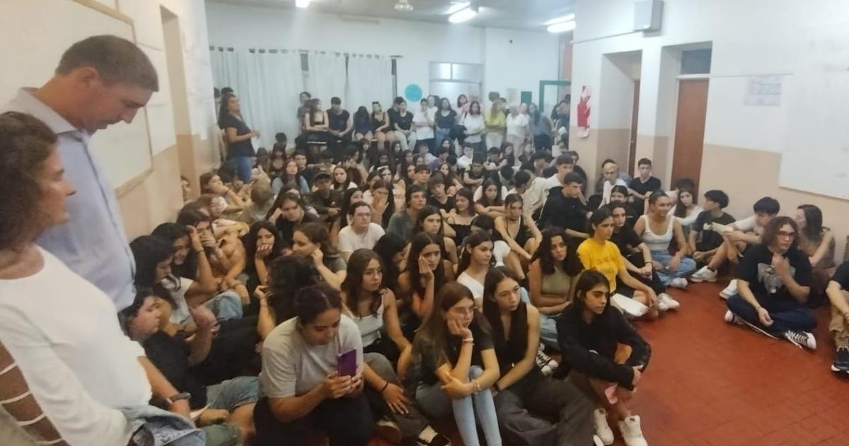 Actualmente cuenta con una matrícula de 300 estudiantes y alrededor de 80 docentes