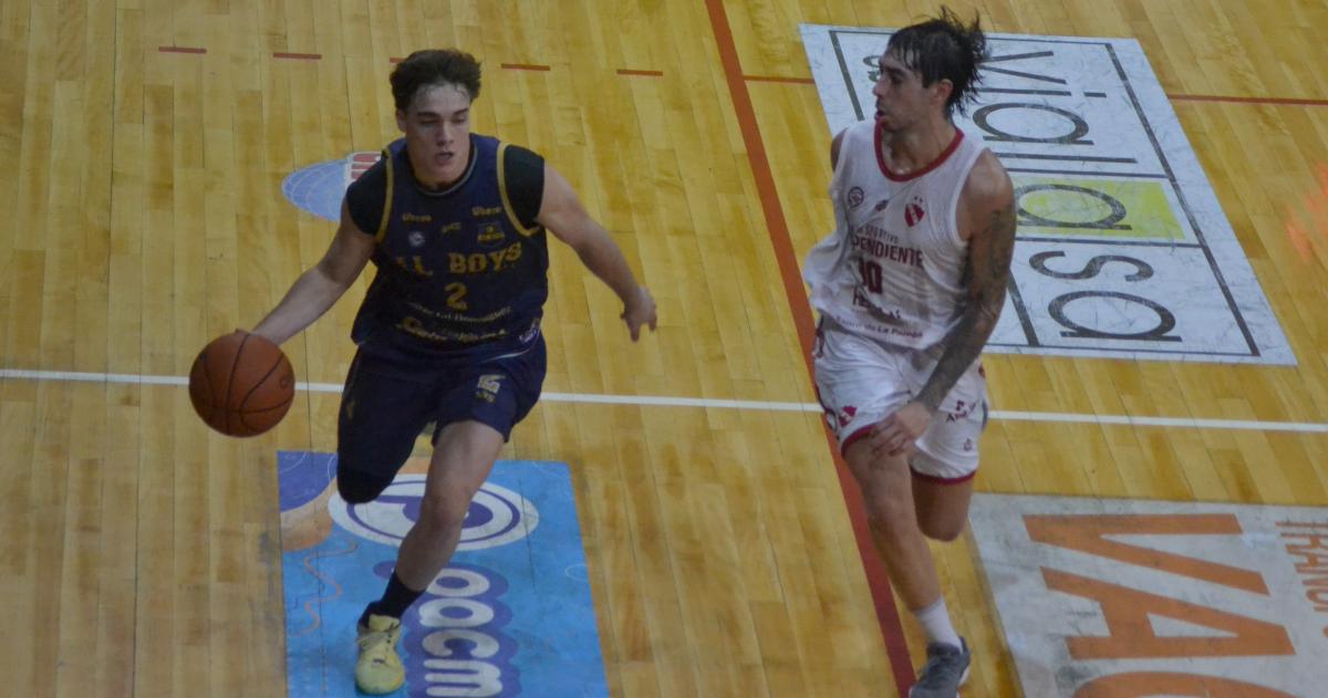 Federico Torres sube la bola marcado por Ezequiel Dupuy