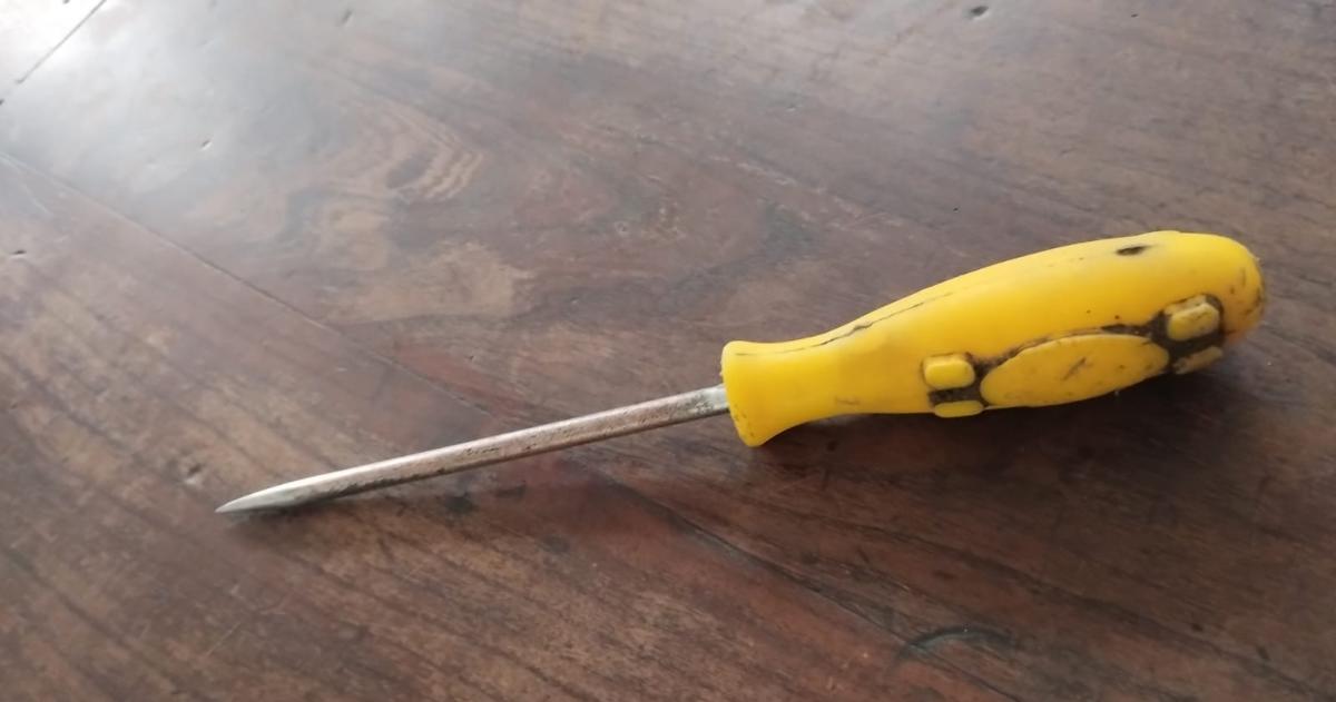 El destornillador con la punta afilada secuestrado por la policía