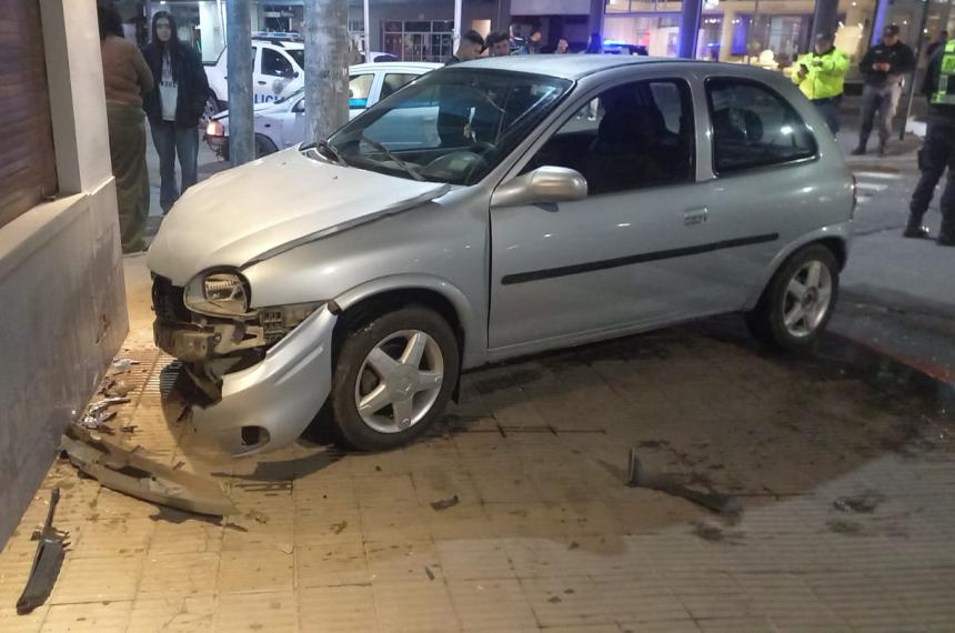 Un conductor a bordo de un Chevrolet Astra protagonizó una peligrosa maniobra para evitar un operativo de Accidentología