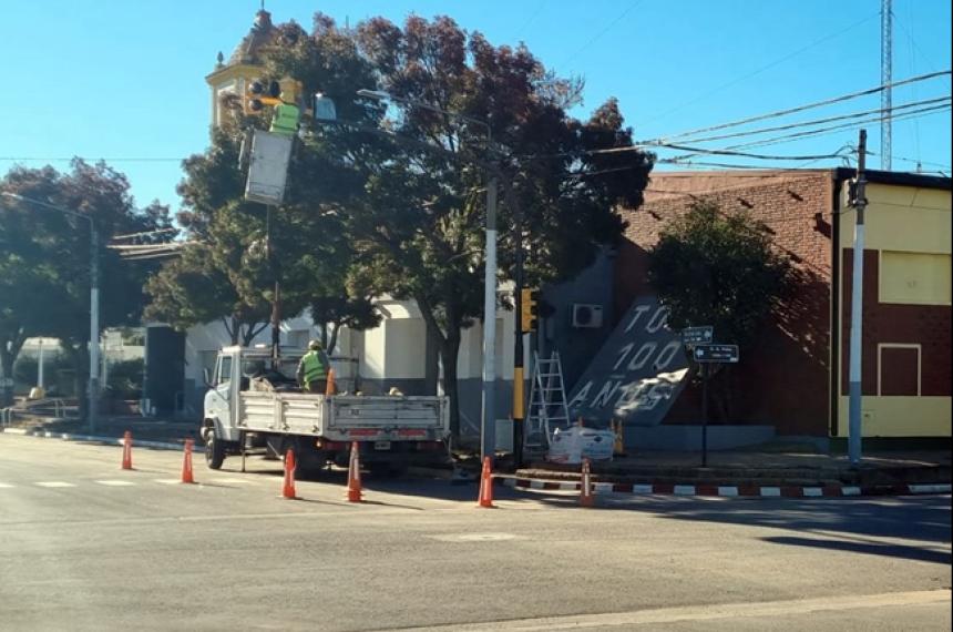 Los sem�foros est�n colocados en pleno entro de Toay