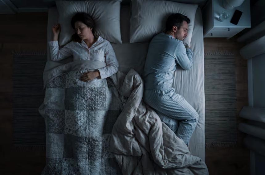 Tanto dormir hacia arriba como abajo tienen beneficios o aspectos negativos pero cada opción se acomoda a las necesidades de cada persona