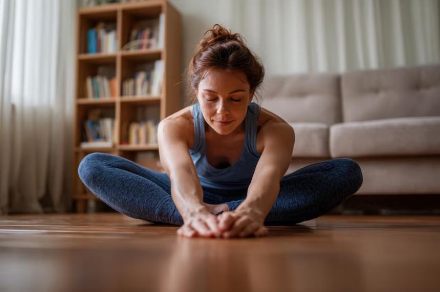 El yoga mejora la salud intestinal indirectamente al ayudar a controlar el estrés y regular el eje intestino-cerebro