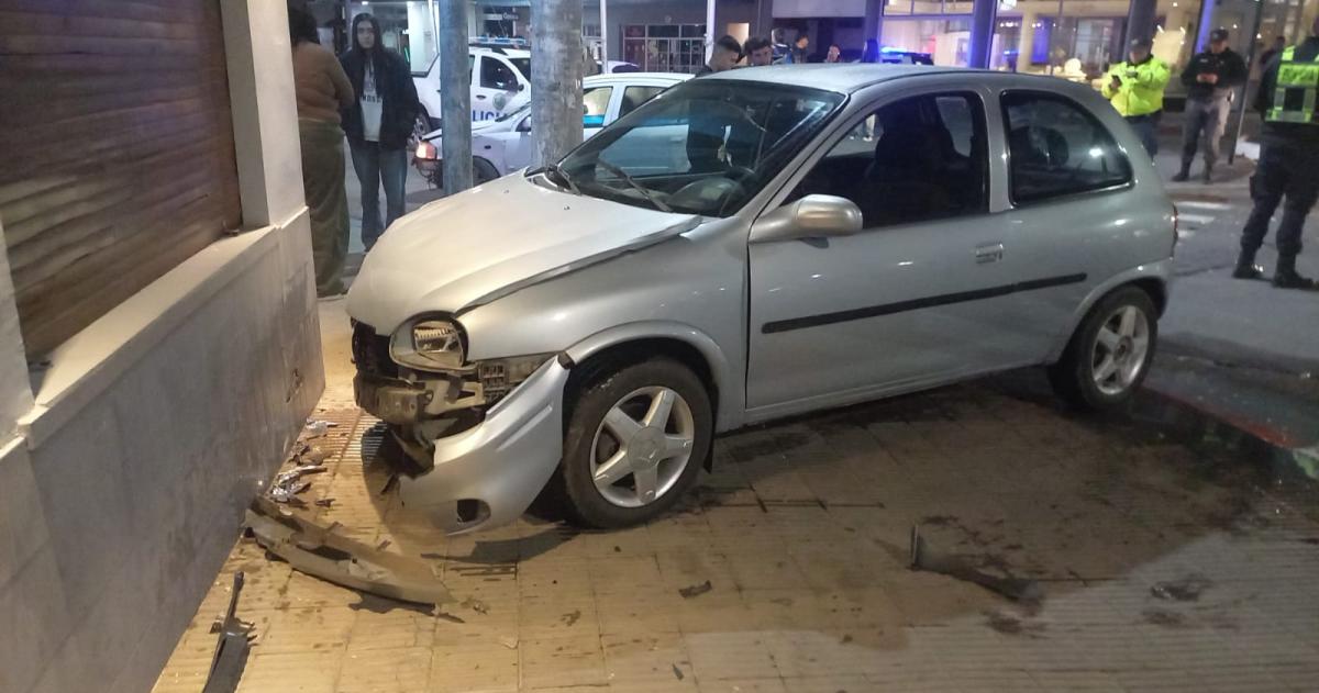 Un conductor a bordo de un Chevrolet Astra protagonizó una peligrosa maniobra para evitar un operativo de Accidentología