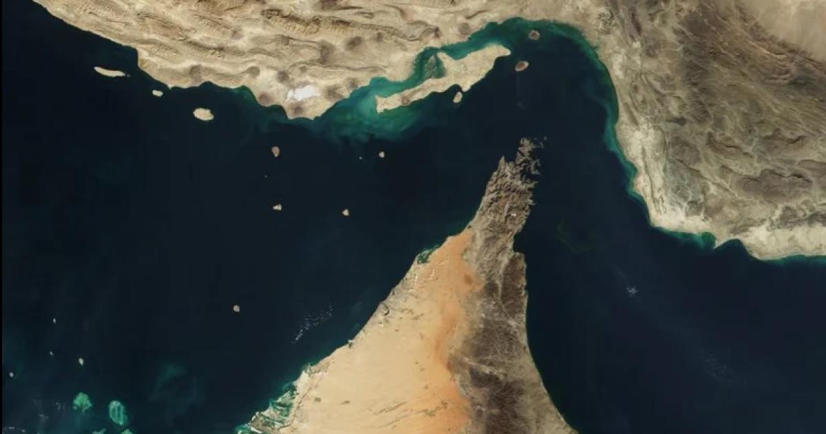 La Guardia Nacional de Ir�n atacó barcos cargueros en el estrecho de Ormuz y hace tambalear el alto el fuego con Estados Unidos