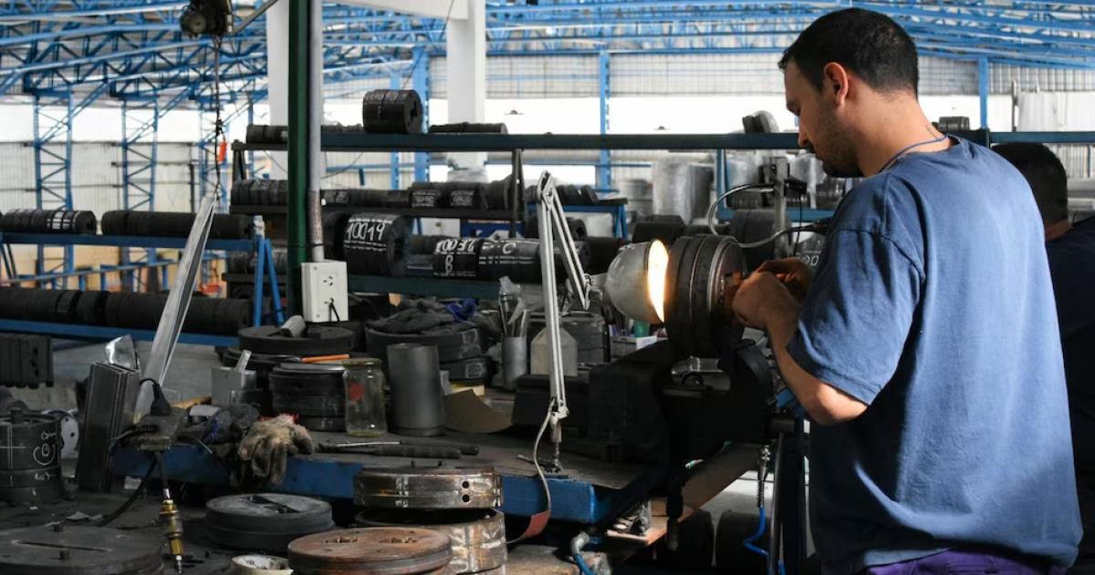 El empleo asalariado privado y p�blico registró caídas mientras el monotributo avanzó 78-en-porciento- desde noviembre de 2023