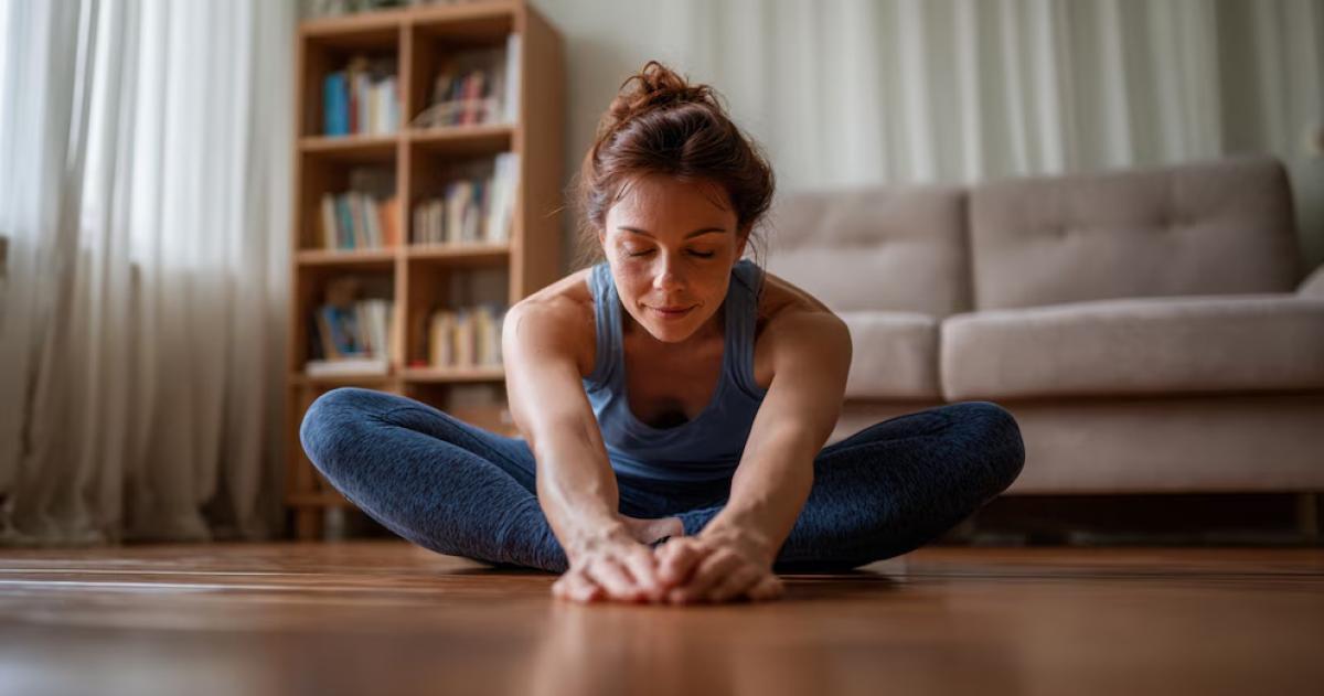 El yoga mejora la salud intestinal indirectamente al ayudar a controlar el estrés y regular el eje intestino-cerebro