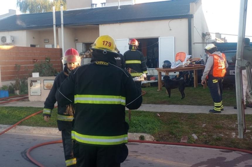 Los bomberos lograron contener el foco en la casa