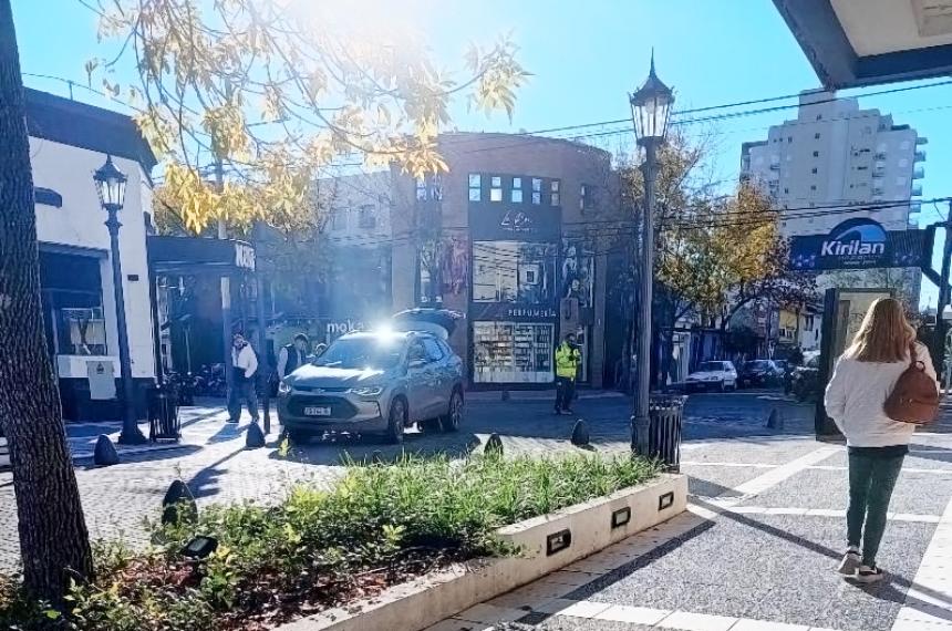 Un nuevo choque contra un bolardo ocurrió en el centro de Santa Rosa