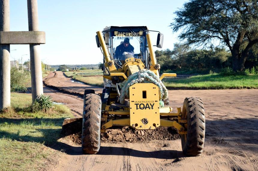 Las m�quinas trabajando en las calles de tierra de Toay
