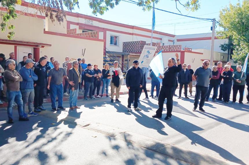 La protesta se realizó frente a la Unidad 13 de Santa Rosa