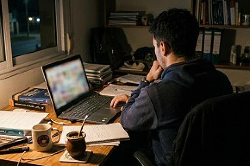 El estudiante de 26 años fue condenado por tener videos y fotos de abuso infantil