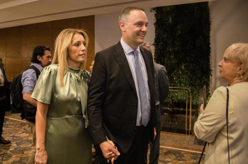 Manuel Adorni y su esposa Bettina Angeletti