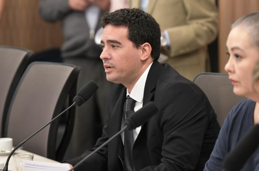 El diputado pampeano Adri�n Ravier en la Comisión de Economía