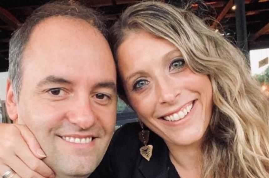 Manuel Adorni y su esposa