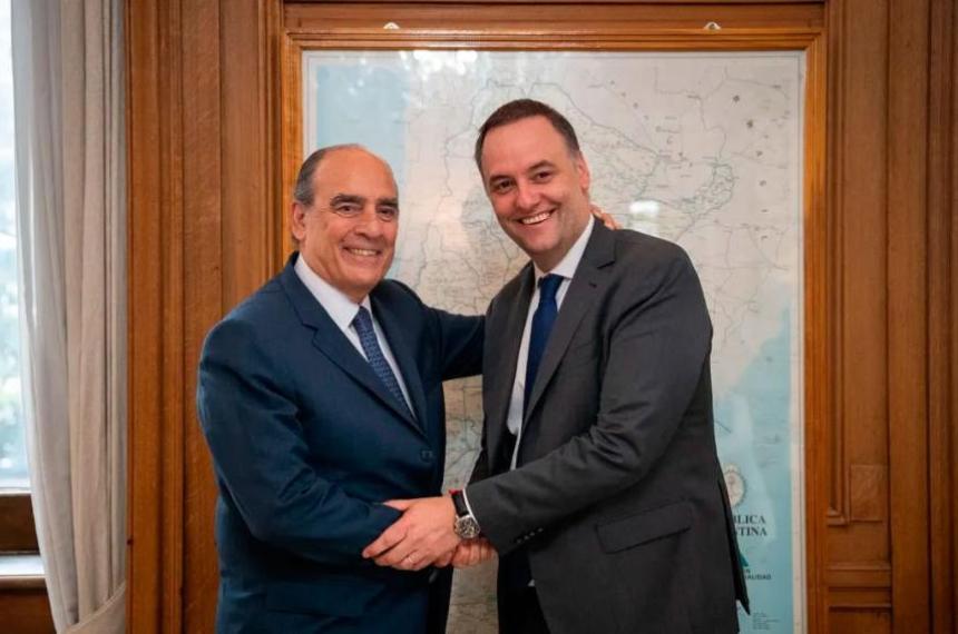 Francos le marca la cancha a Adorni