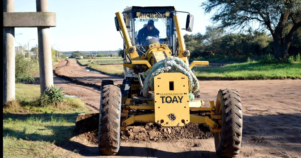 Las m�quinas trabajando en las calles de tierra de Toay