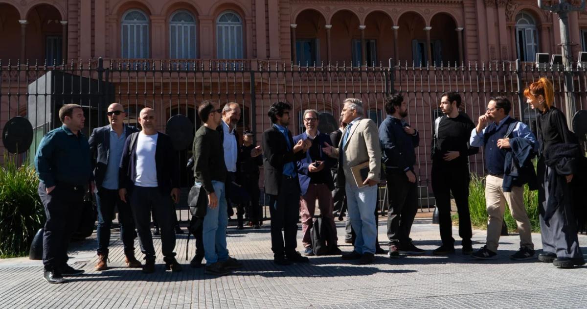 Los acreditados en las afueras de Casa de Gobierno