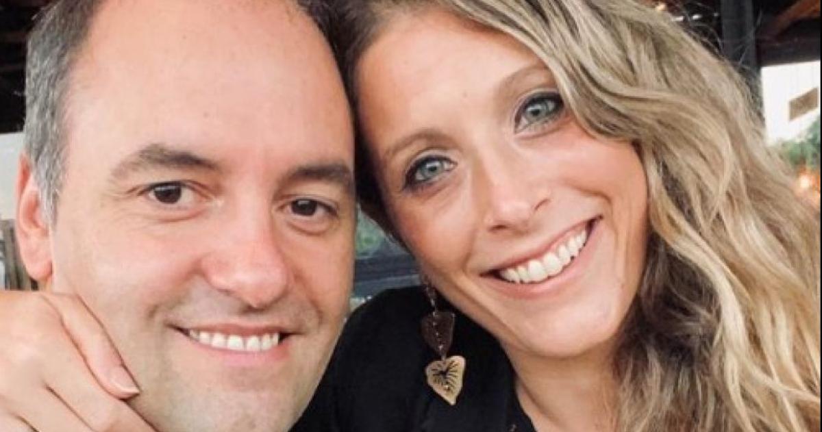 Manuel Adorni y su esposa