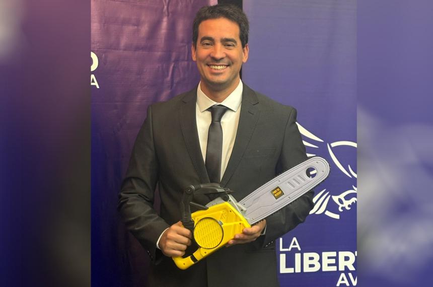 Ravier dice que los despedidos deben reconvertirse y que no hay crisis en el país