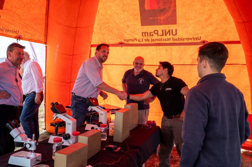 Di N�poli visitó la muestra que se realiza en el predio de Agronomía