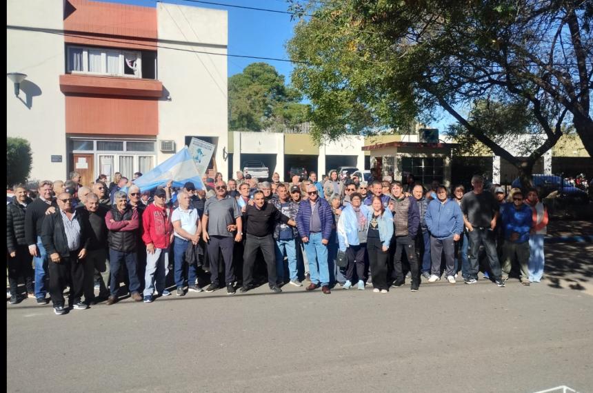 Jubilados y retirados del SPF salieron a la calle para exponer una situación que calificaron como caótica