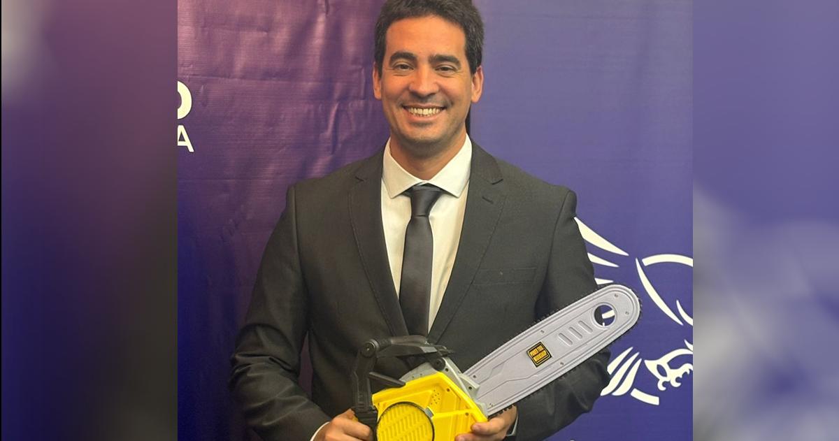 Ravier dice que los despedidos deben reconvertirse y que no hay crisis en el país