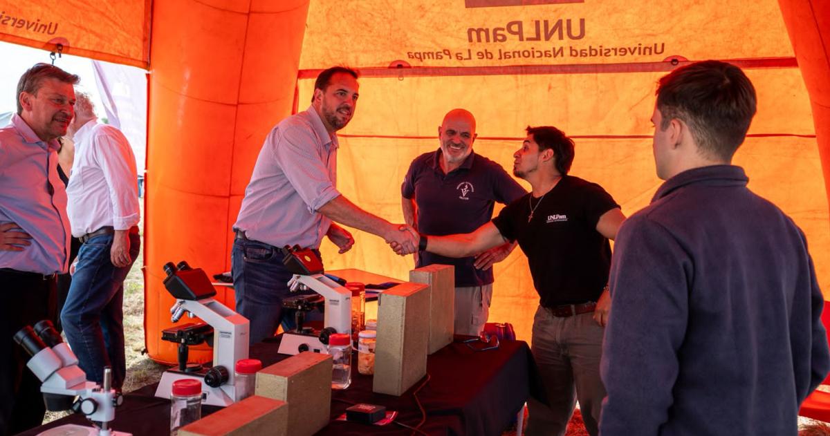 Di N�poli visitó la muestra que se realiza en el predio de Agronomía