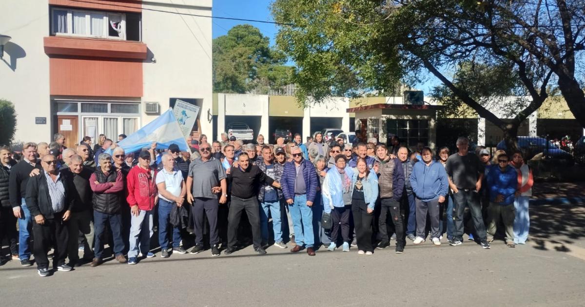 Jubilados y retirados del SPF salieron a la calle para exponer una situación que calificaron como caótica