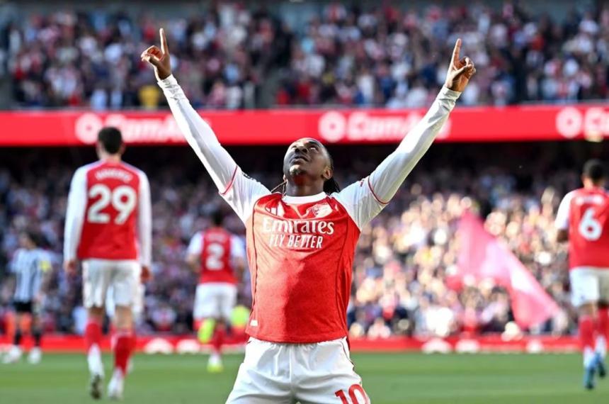 El delantero Eberechi Eze festeja su gol ante el Newcastle United