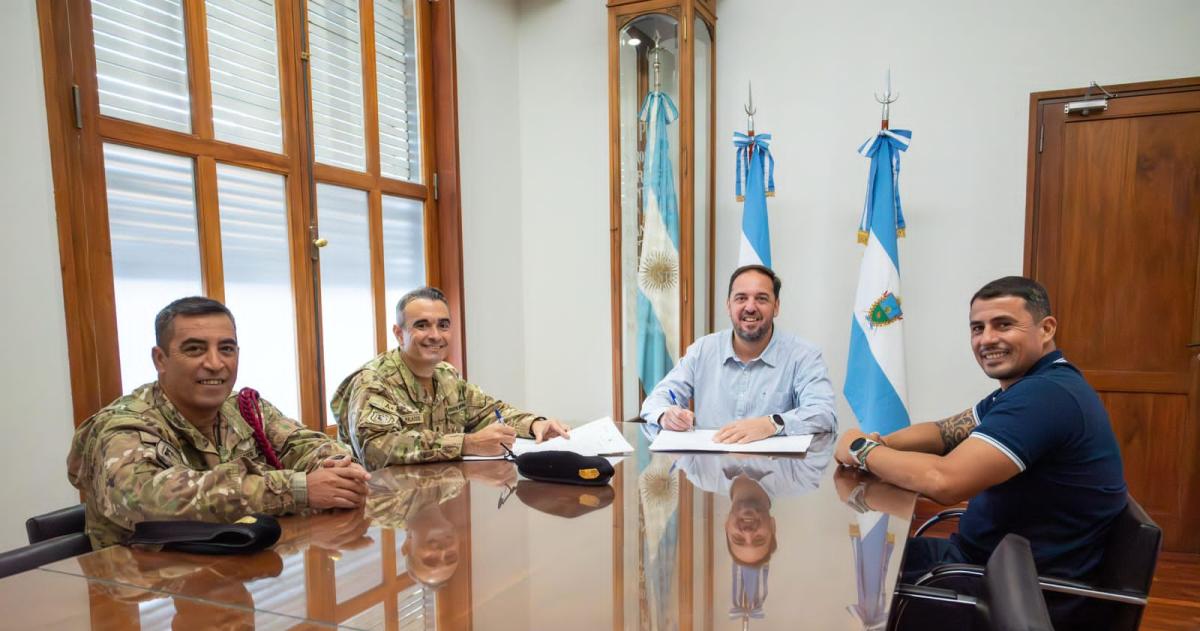 Di N�poli firmó el convenio de colaboración con autoridades de la Brigada Mecanizada 10
