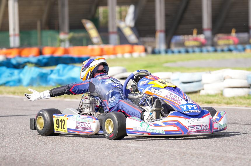 La felicidad de Simón tras la victoria (Foto- Juani Testti Braga)