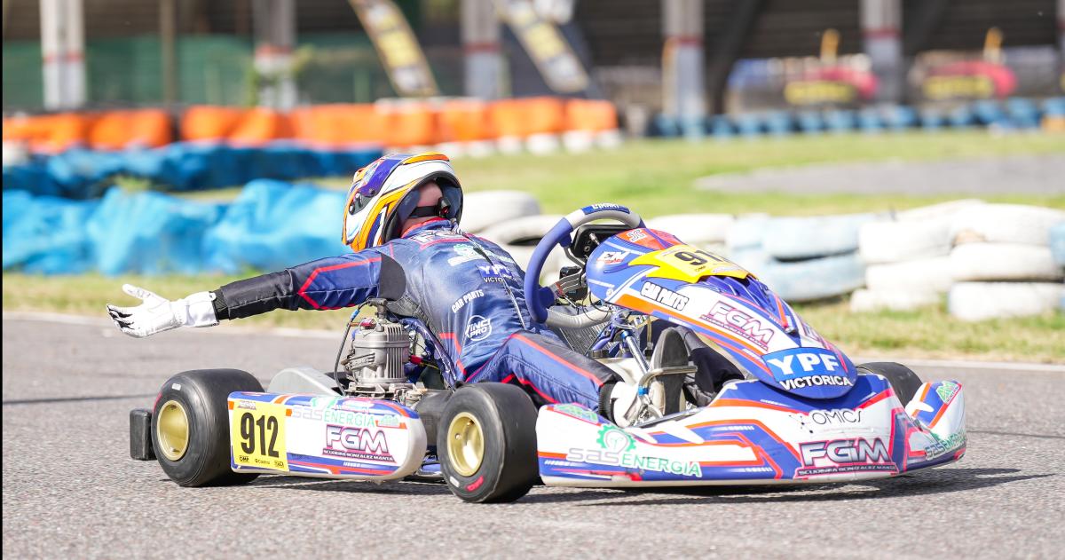 La felicidad de Simón tras la victoria (Foto- Juani Testti Braga)