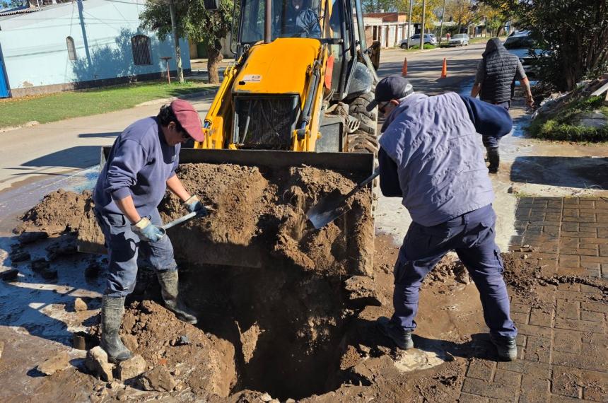 Los operarios municipales este lunes en el FONAVI 42
