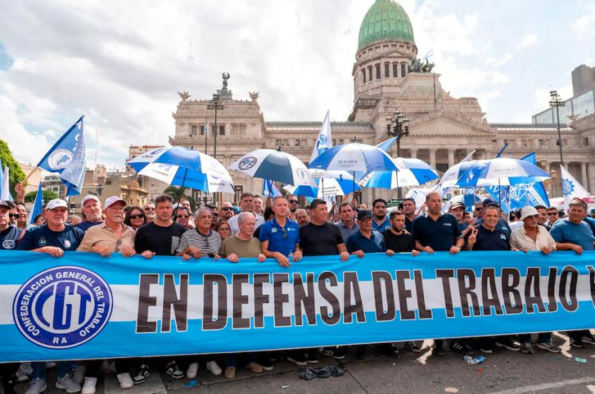 Miembros de la columna de la CGT marchan frente al Congreso contra la reforma laboral