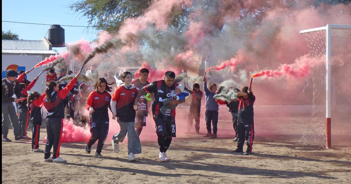 Ingresa Cuchilló Có al campo de juego uno de los anfitriones de la primera fecha en la Liga del Oeste
