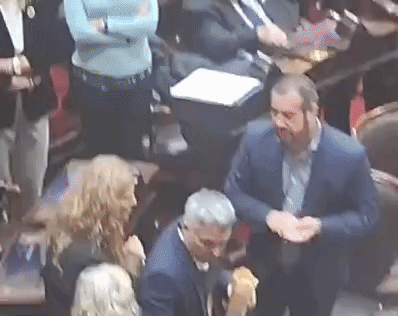 Paulón llevó al recinto la m�quina de hacer pochoclos y le ofreció un paquete a Martín Menem