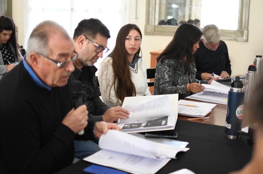 Los choferes de taxis vuelven a la carga- piden declarar en emergencia el sector