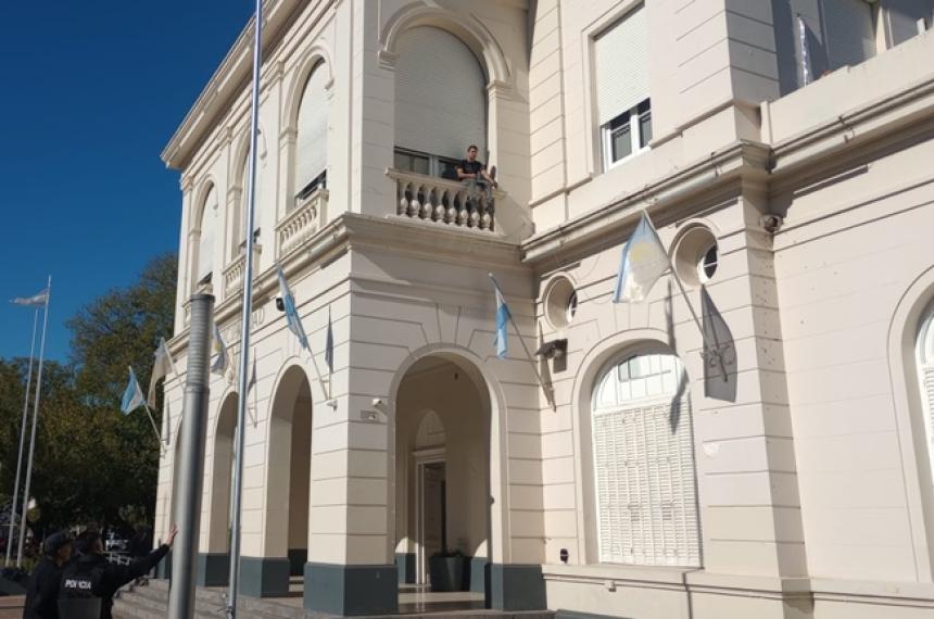 El muchacho logró acceder a uno de las ventanas del Palacio Municipal