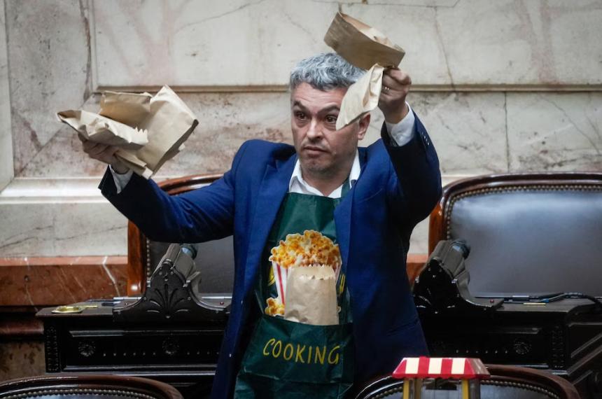 Paulón llevó al recinto la m�quina de hacer pochoclos y le ofreció un paquete a Martín Menem