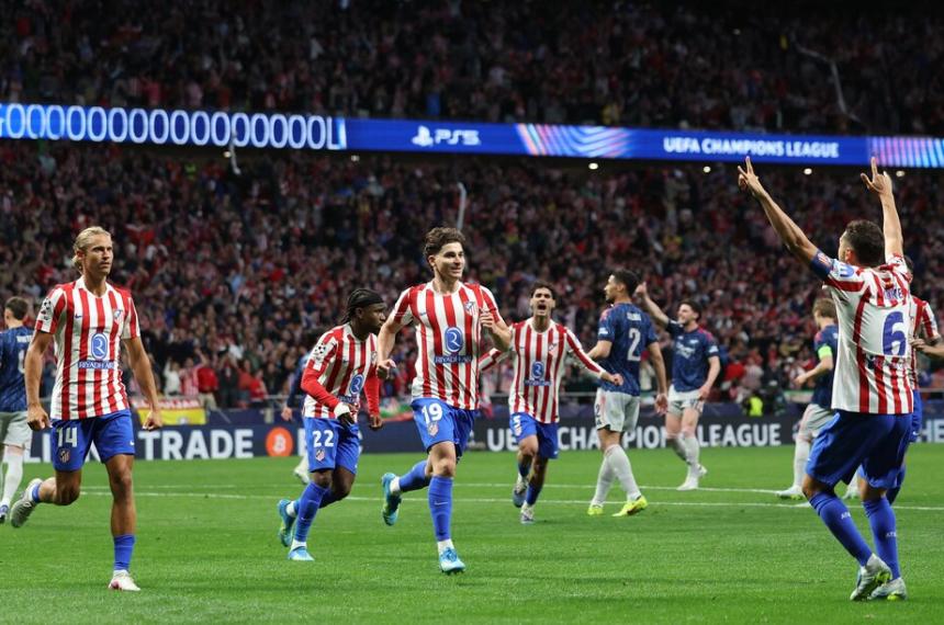 El festejo de Juli�n Álvarez tras convertir el 1-1