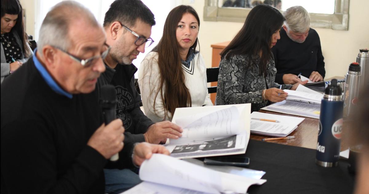 Los choferes de taxis vuelven a la carga- piden declarar en emergencia el sector