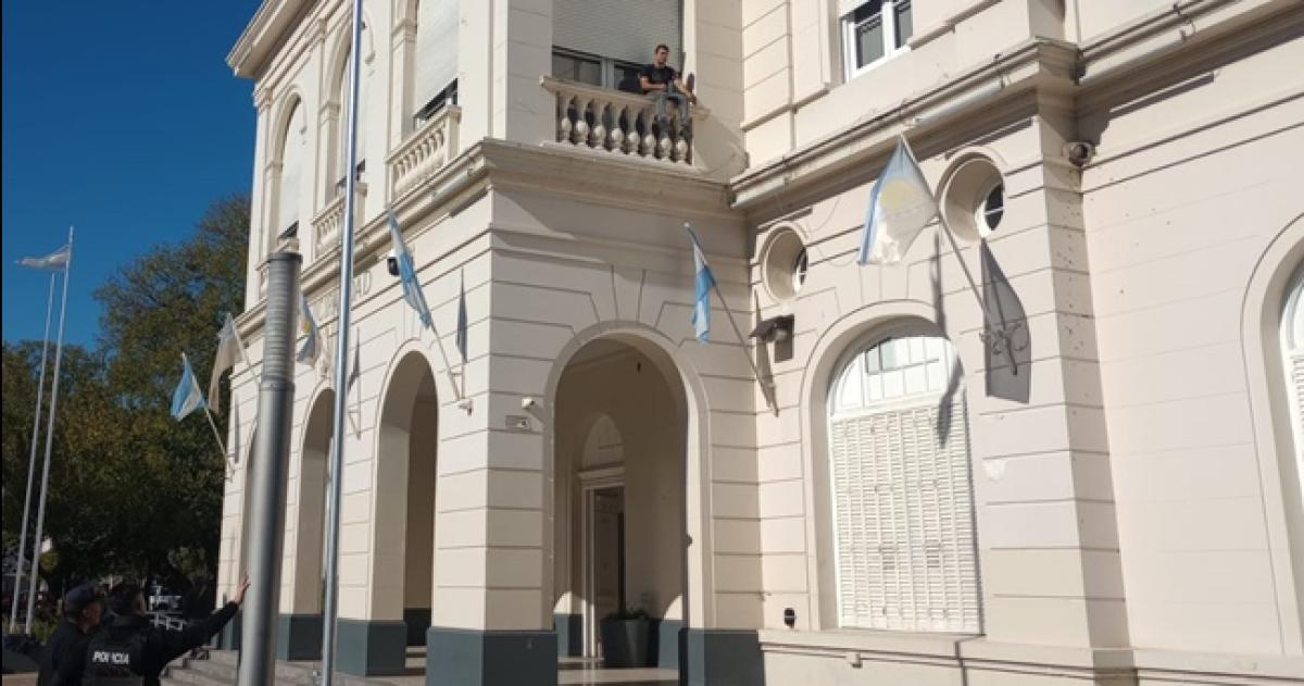 El muchacho logró acceder a uno de las ventanas del Palacio Municipal