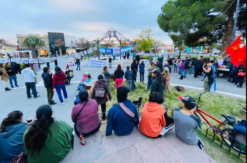 El encuentro se lleva a cabo este viernes desde las 17-30 horas