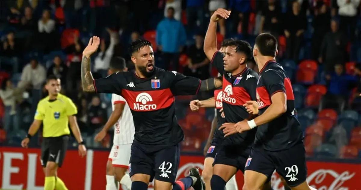 Tigre festeja en la Copa Sudamericana